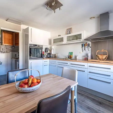 2 Bedroom Awesome In Сasa de vacaciones Mérignac