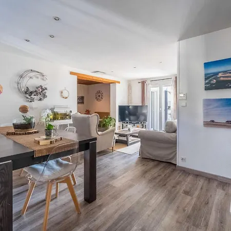 2 Bedroom Awesome In Holiday home *