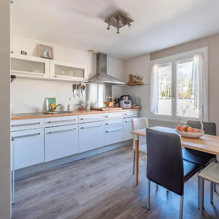 2 Bedroom Awesome In Feriehus Mérignac
