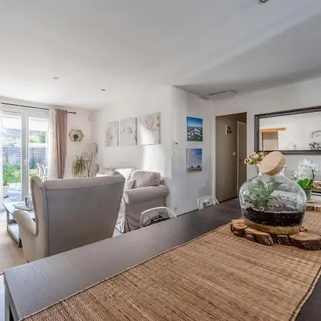Сasa de vacaciones 2 Bedroom Awesome In Mérignac