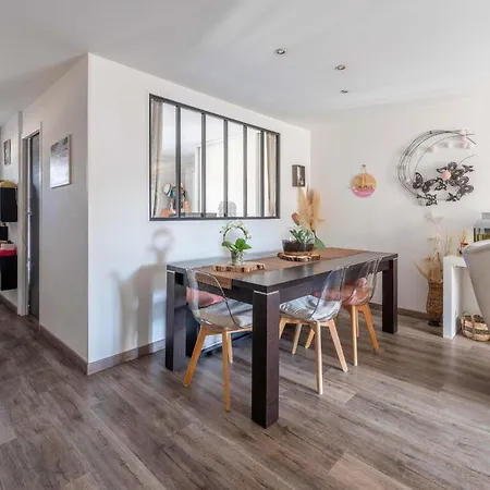 2 Bedroom Awesome In Holiday home *