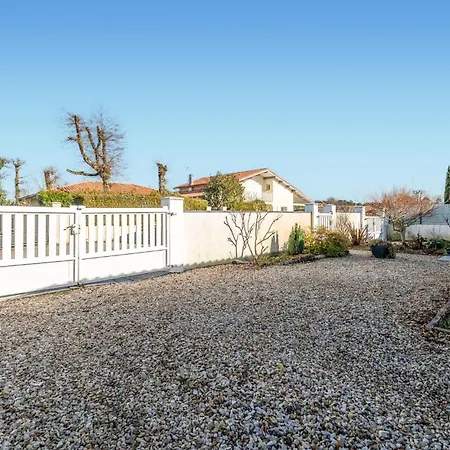 Сasa de vacaciones 2 Bedroom Awesome In Mérignac