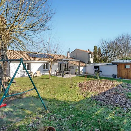 2 Bedroom Awesome In Merignac (Gironde)