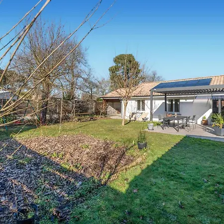2 Bedroom Awesome In Holiday home