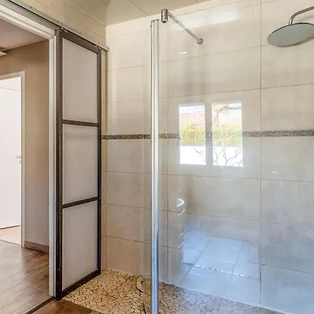 Сasa de vacaciones 2 Bedroom Awesome In